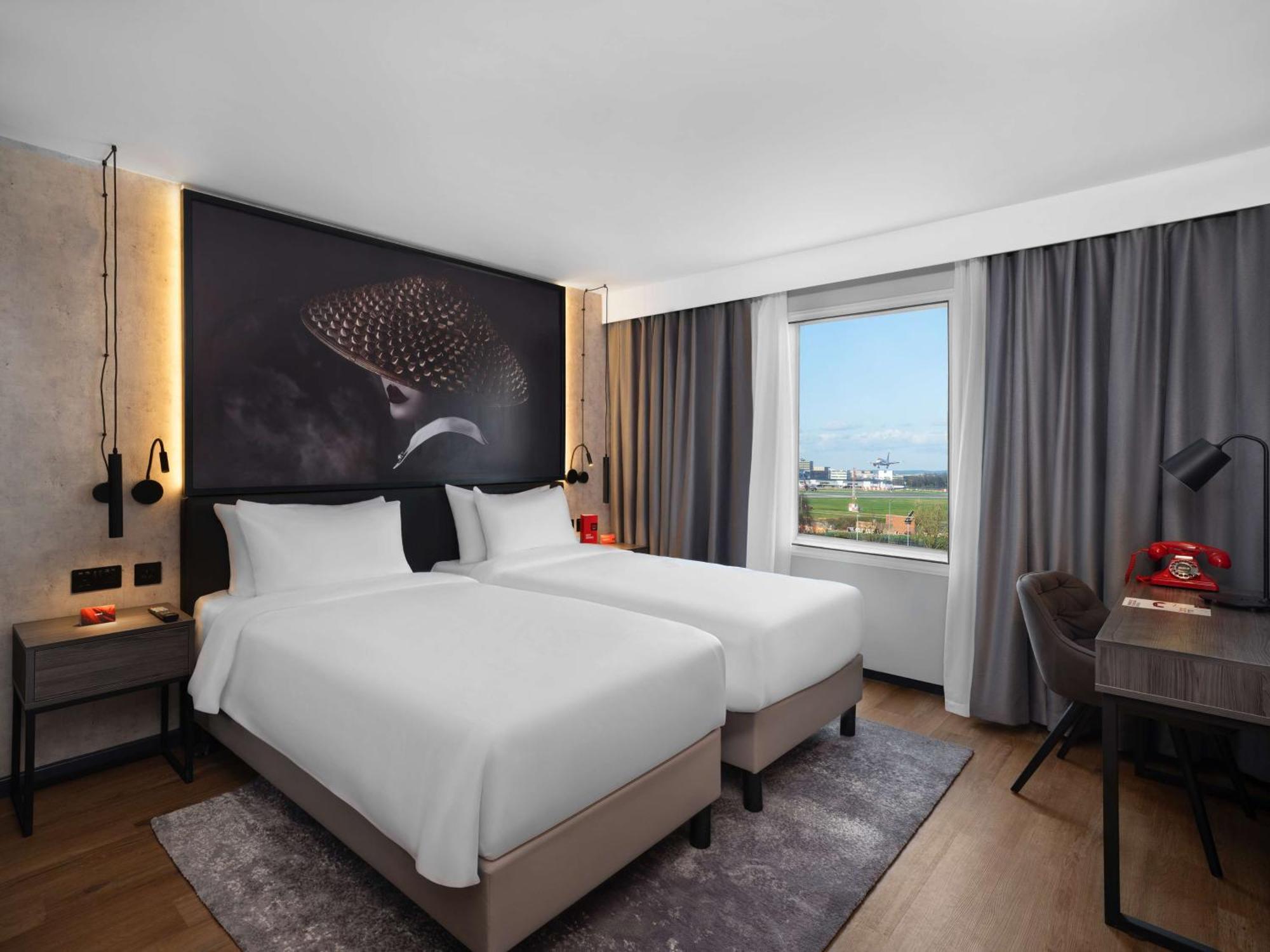 Radisson Red London Gatwick Airport Hotel Crawley  Ngoại thất bức ảnh